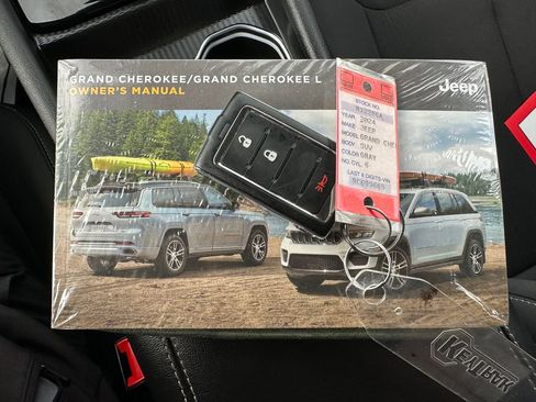 Used 2024 Jeep Grand Cherokee Laredo X image 8