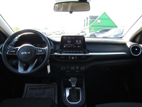 Used 2022 Kia Forte LXS w/ LXS Technology Package FWD image 9
