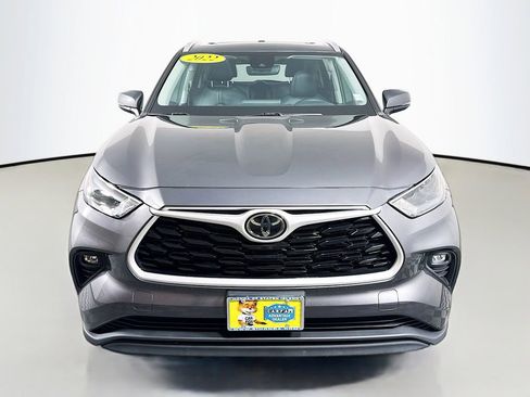 Used 2022 Toyota Highlander XLE image 2