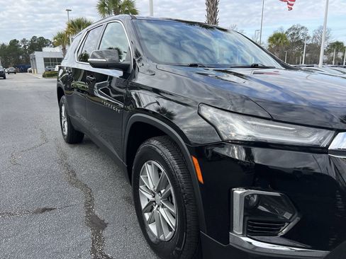 Used 2023 Chevrolet Traverse LT image 2