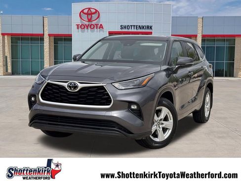 Used 2024 Toyota Highlander LE AWD/4WD image 1