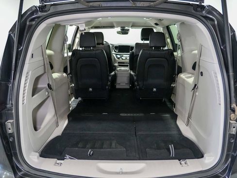 Used 2023 Chrysler Pacifica Touring-L FWD image 19