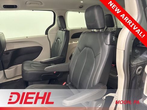 Used 2019 Chrysler Pacifica Touring-L w/ Advanced Safetytec Group image 19