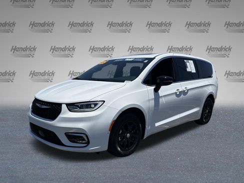 Used 2025 Chrysler Pacifica Select FWD image 4