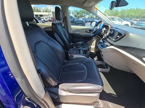 Used 2018 Chrysler Pacifica Touring-L FWD image 8