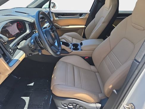 Used 2024 Porsche Cayenne AWD/4WD image 18