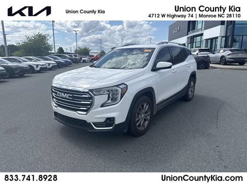 Used 2024 GMC Terrain SLT FWD image 1