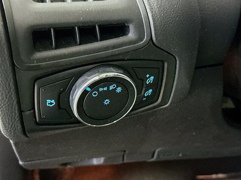 Used 2014 Ford Focus SE w/ SE Winter Package FWD image 10
