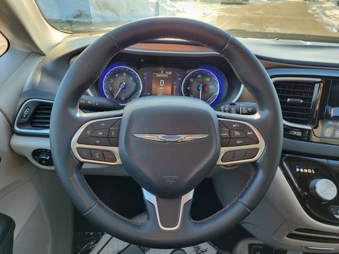 Used 2017 Chrysler Pacifica Touring-L image 22