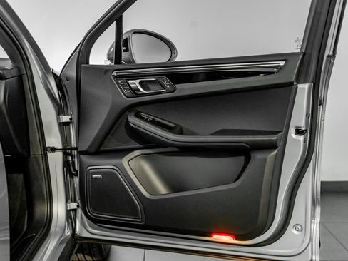 Certified 2026 Porsche Macan AWD/4WD image 23