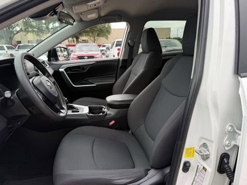 Used 2021 Toyota RAV4 LE AWD/4WD image 24