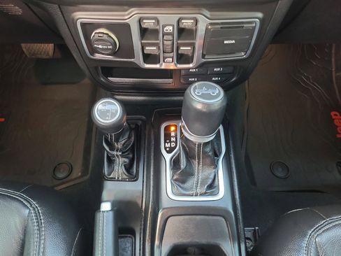 Used 2018 Jeep Wrangler Unlimited Sahara AWD/4WD image 16