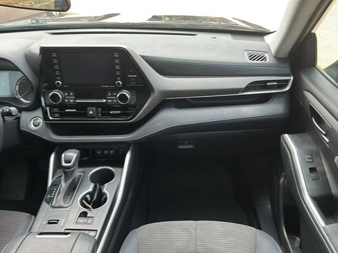Used 2021 Toyota Highlander LE FWD image 30