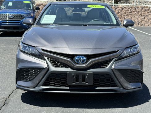 Used 2022 Toyota Camry SE image 3
