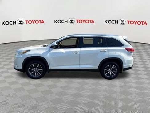 Used 2019 Toyota Highlander XLE AWD/4WD image 4