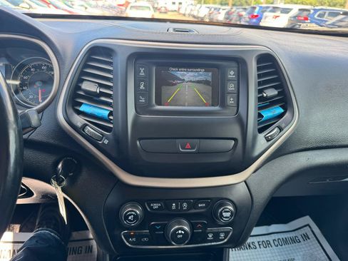 Used 2018 Jeep Cherokee Latitude w/ Altitude Package AWD/4WD image 14