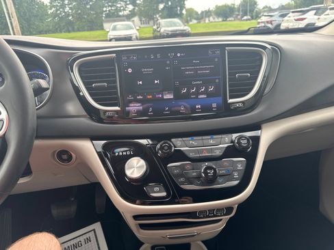 Used 2024 Chrysler Pacifica Touring-L FWD image 17