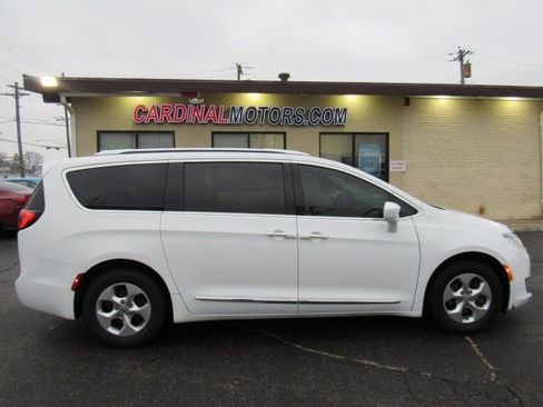 Used 2017 Chrysler Pacifica Touring-L Plus image 8
