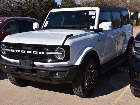 Used 2025 Ford Bronco Outer Banks image 2