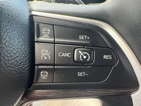 Used 2023 Jeep Grand Cherokee L Limited AWD/4WD image 27