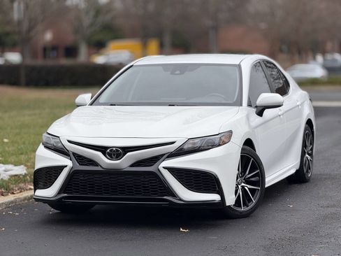 Used 2021 Toyota Camry SE image 1