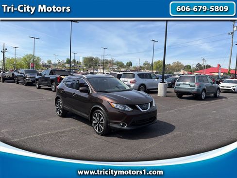 Used 2017 Nissan Rogue Sport SL w/ SL Premium Package image 1