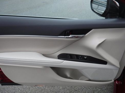 Used 2022 Toyota Camry XLE w/ Navigation Upgrade Package image 17