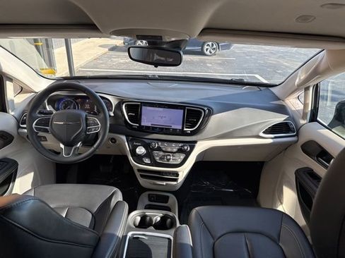 Used 2024 Chrysler Pacifica Touring-L image 24