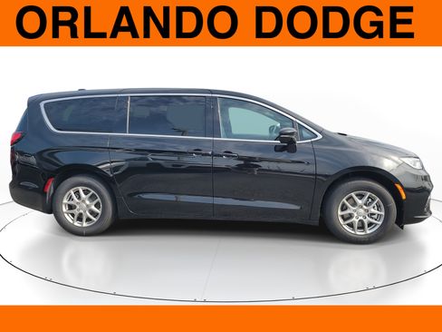 Used 2026 Chrysler Pacifica Select FWD image 5
