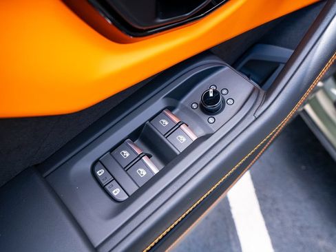 Used 2025 Lamborghini Urus SE AWD/4WD image 31