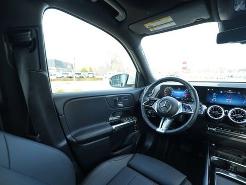 Used 2025 Mercedes-Benz GLB 250 4MATIC image 21