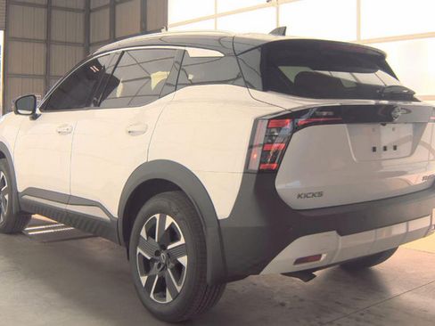 Used 2025 Nissan Kicks SR AWD/4WD image 3