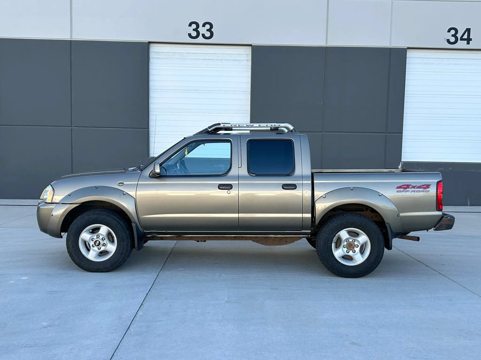 Used 2001 Nissan Frontier SE AWD/4WD image 2