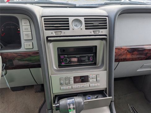 Used 2006 Lincoln Navigator Luxury RWD image 16