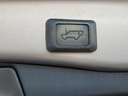 Used 2021 Toyota RAV4 XLE Premium image 11