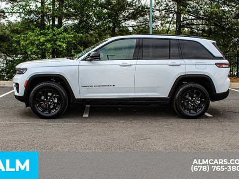 Used 2025 Jeep Grand Cherokee Altitude AWD/4WD image 6