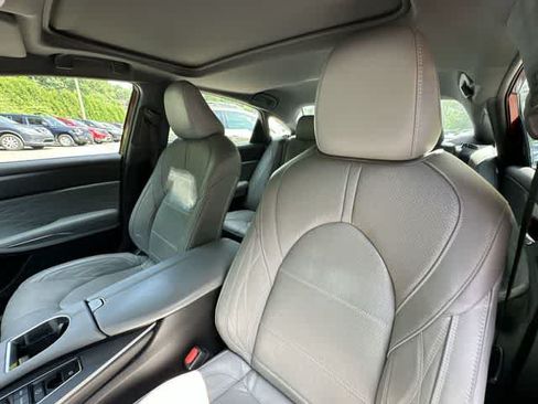 Used 2022 Toyota Avalon Limited w/ Advanced Safety Package FWD image 16