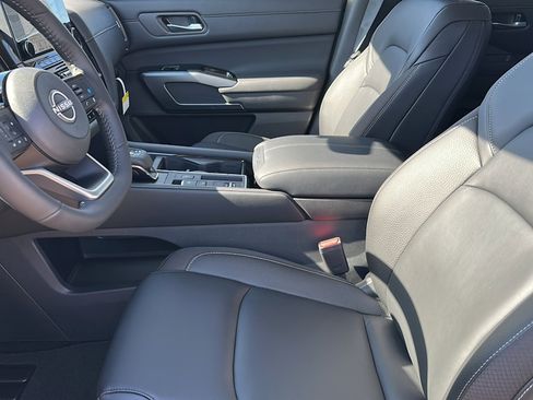 New 2025 Nissan Pathfinder SL image 10