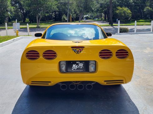 Used 2004 Chevrolet Corvette Coupe w/ Preferred Equipment Group RWD image 15