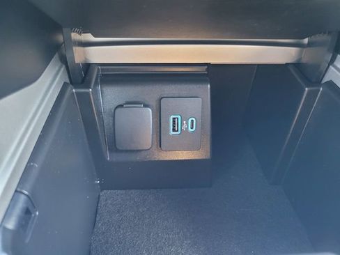 Certified 2022 Ford Explorer XLT w/ Equipment Group 202A image 25