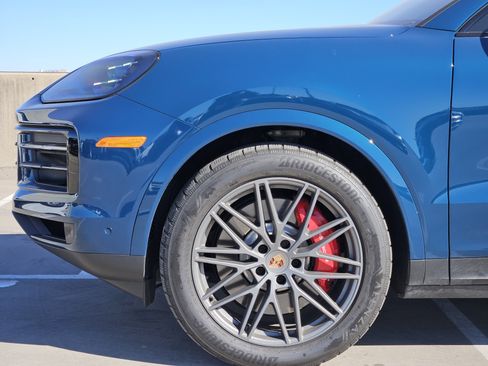 Certified 2025 Porsche Cayenne S image 13