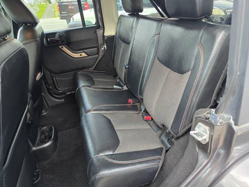 Used 2017 Jeep Wrangler Unlimited Sahara AWD/4WD image 19