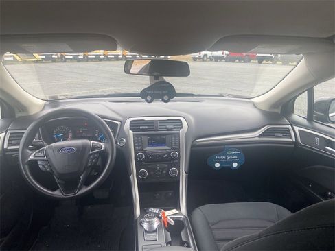 Used 2017 Ford Fusion SE image 19