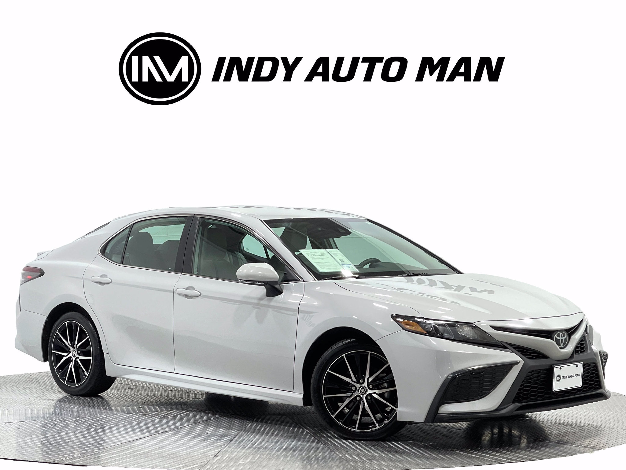 Used 2024 Toyota Camry SE w/ Cold Weather Package FWD image 2