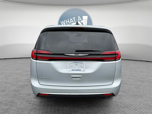 Used 2023 Chrysler Pacifica Touring-L image 5