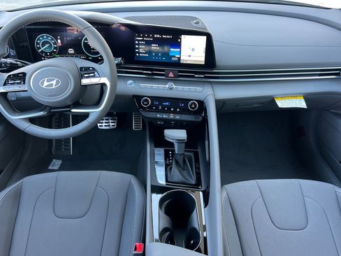 Used 2025 Hyundai Elantra SEL image 18