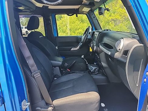 Used 2015 Jeep Wrangler Unlimited Rubicon w/ Max Tow Package AWD/4WD image 28