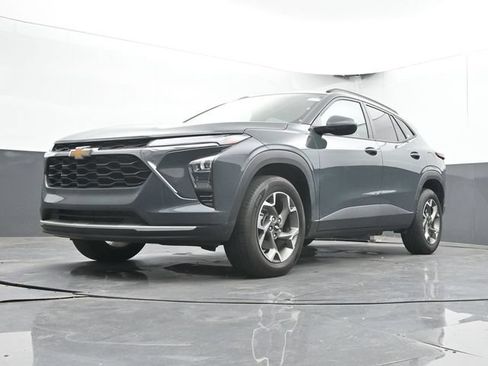 Used 2025 Chevrolet Trax LT FWD image 46