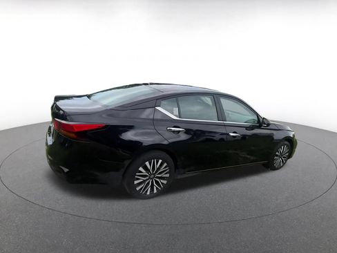 Used 2025 Nissan Altima 2.5 SV FWD image 14