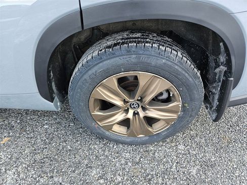 Certified 2023 Toyota Highlander Bronze Edition image 27